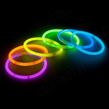 Las pulseras luminosas no pueden faltar en una fiesta fluorescente.  Inclúyelas en tu lista.