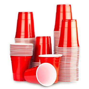 Kit de 100 vasos y 6 pelotas blancas Navaris set de vasos de plástico 100 vasos para fiestas de 473ML y de color rojo para jugar a Beer Pong 