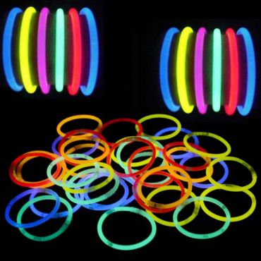 GRUPO CARNAVALLIA 100 Pulseras Neón Fosforescente Glow Stick Fiestas  Eventos Pulsera Flourescente Multicolor Batucada : : Juguetes  y Juegos